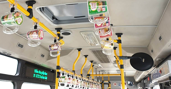 Hướng dẫn triển khai quảng cáo xe bus hiệu quả năm 2025 6 Quảng cáo trên tay nắm xe Bus