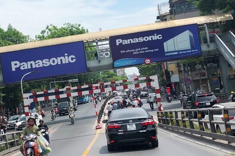 Vượt qua mọi giới hạn – Quảng cáo trên cầu vượt, chiếm lĩnh tầm cao! 8 Quảng cáo trên cầu vượt đi bộ