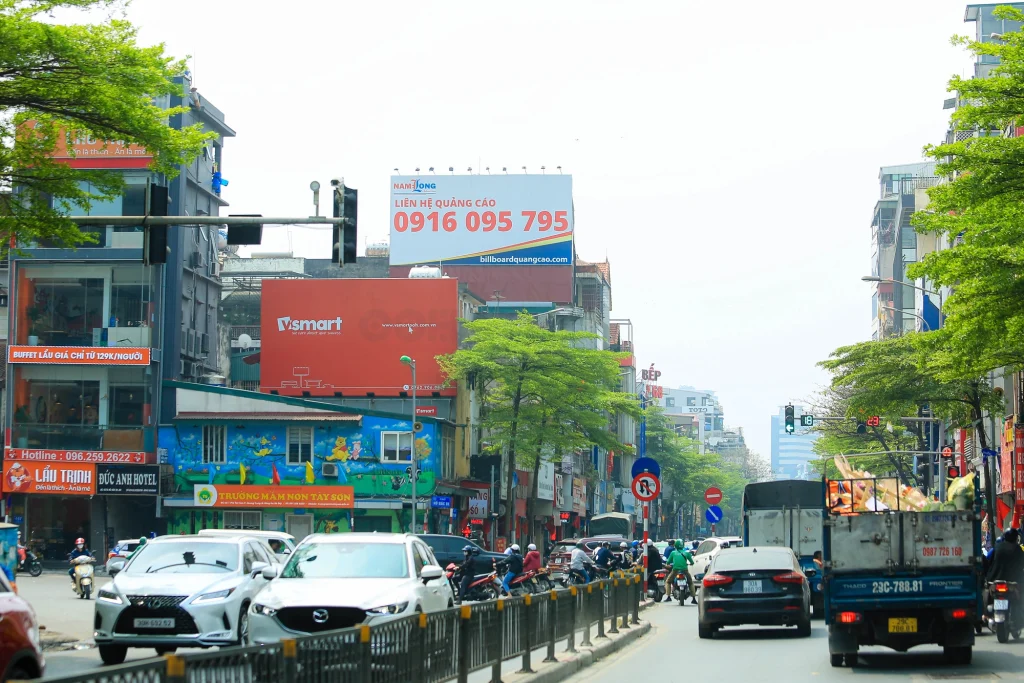 Làn đường 2 chiều mang lại lợi thế lớn cho quảng cáo ngoài trời nhờ khả năng nhìn thấy từ cả hai phía của dòng giao thông.