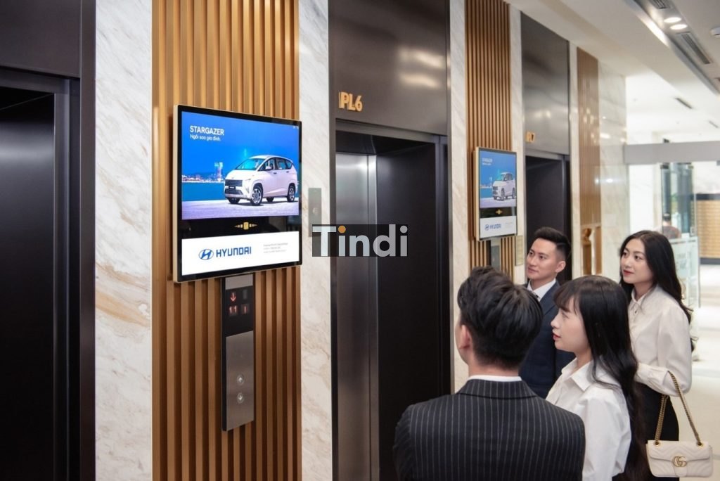 Màn hình LCD quảng cáo tại thang máy tiếp cận với đông đảo người xem.