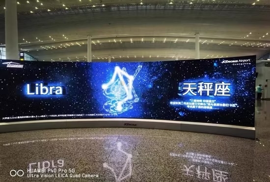 Quảng cáo màn hình LED trong nhà giúp tạo ra hiệu ứng truyền thông cao, thu hút mọi ánh nhìn