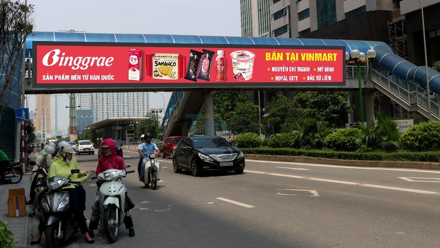 Quảng cáo trên cầu vượt bộ hành