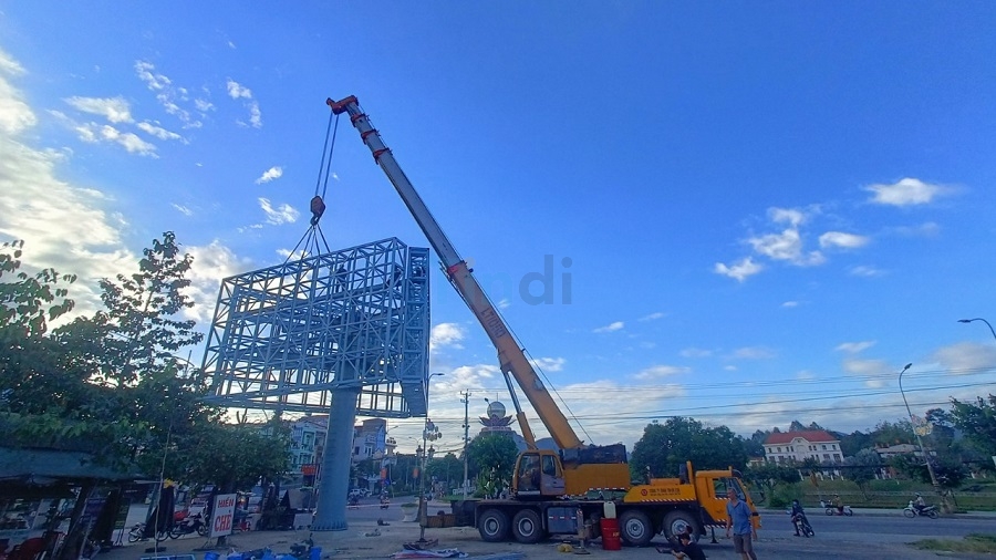 Hình ảnh thực tế triển khai thi công biển bảng quảng cáo ngoài trời.