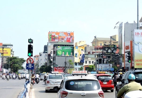 Pano khổ lớn – “Vũ khí thương hiệu” trên những trục đường vàng 7 Quảng cáo Pano khổ lớn ngoài trời buộc bạn phải gói gọn thông điệp trong 3–5 giây lướt qua.