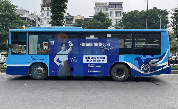 Quảng cáo xe buýt giá bao nhiêu? Giải mã chi phí & cách tối ưu ngân sách 2025 4 Chi phí quảng cáo xe buýt không cố định mà phụ thuộc vào nhiều yếu tố. Ảnh: Dự án do Tindi triển khai