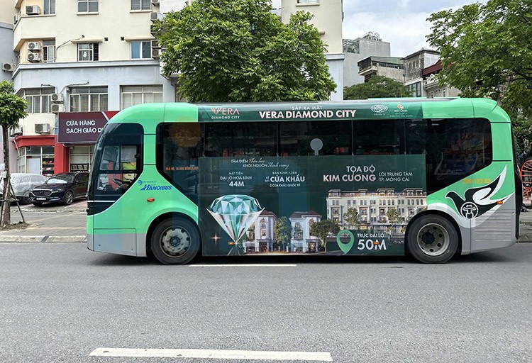 Từ A–Z về quảng cáo xe buýt: Bảng giá, hình thức & lợi ích 2025 9 Quảng cáo xe buýt vô cùng nổi bật và rực rỡ