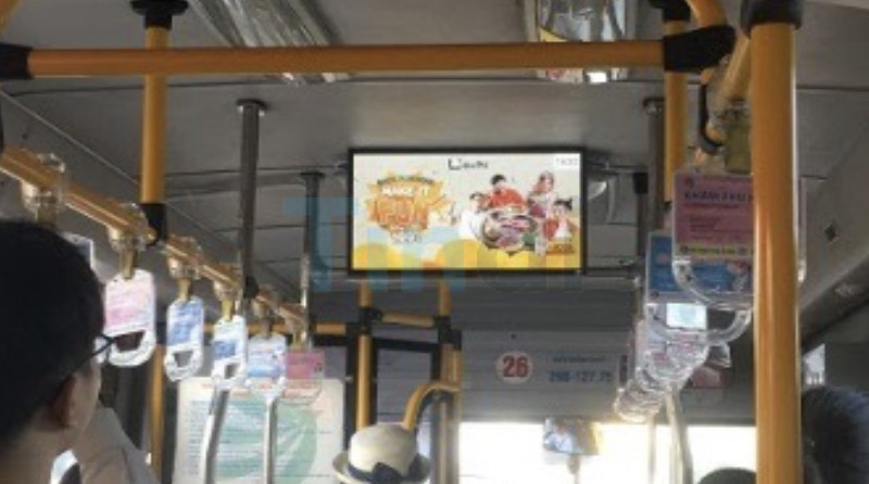 Quảng cáo LCD xe buýt (xe bus) – Kênh truyền thông sống động và hiệu quả 6 Màn hình LCD được lắp đặt ở vị trí hợp lí để mọi hành khách đều có thể xem được