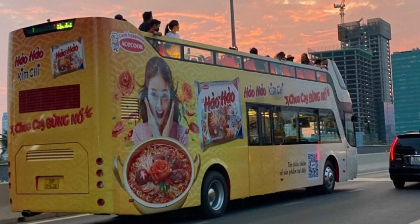 Quảng cáo xe buýt 2 tầng: Lợi thế – Báo giá – Cách triển khai 7 Xe buýt hai tầng (bus city tour) phát triển tại các thành phố lớn và được sử dụng để khai thác quảng cáo