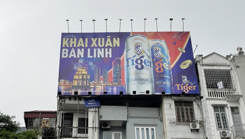Quảng cáo billboard ngoài trời: Những điều doanh nghiệp cần biết năm 2025 19 Quảng cáo billboard trên nóc tòa nhà là loại biển quảng cáo cỡ lớn gắn trên mặt tiền hoặc mái các tòa nhà cao tầng