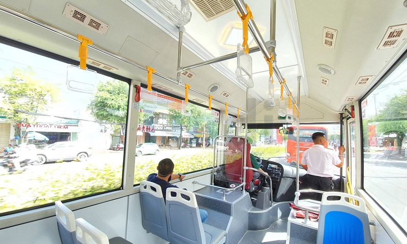 Quảng cáo xe buýt tại Cần Thơ – Kết nối miền Tây năng động 8 Quảng cáo tay cầm xe Bus Cần Thơ là hình thức quảng cáo mini nhưng hiệu quả bất ngờ.