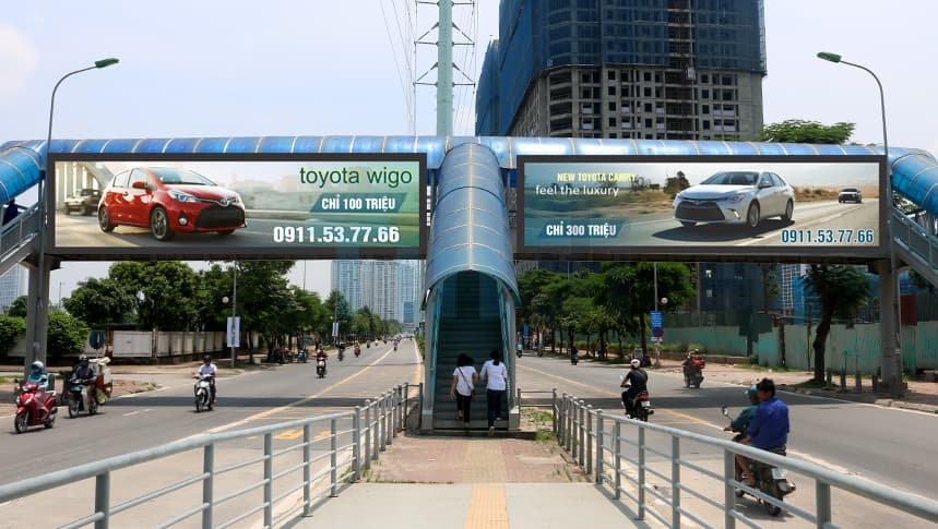 Hình ảnh kết hợp biển bảng quảng cáo với cầu vượt đi bộ