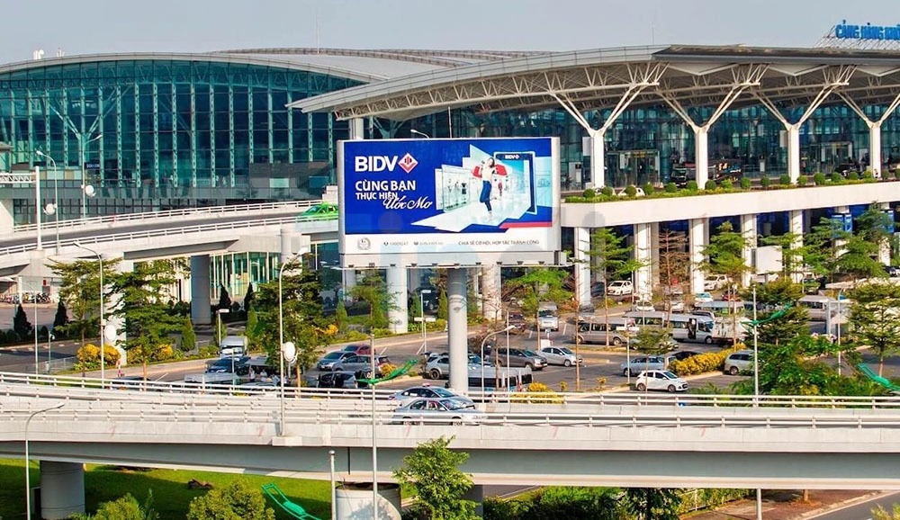 Quảng cáo billboard sân bay với vị trí dễ nhìn và tần suất tiếp cận cao, hình thức này giúp doanh nghiệp ghi dấu ấn mạnh mẽ