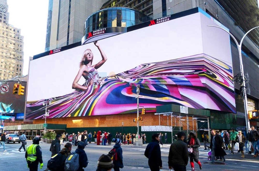 Quảng cáo màn hình LED ngoài trời vs pano truyền thống: Nên chọn loại nào? 8 Quảng cáo LED ngoài trời là hình thức sử dụng các màn hình cỡ lớn, hiển thị hình ảnh, video hoặc thông điệp quảng cáo