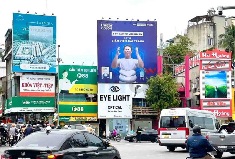 Quảng cáo màn hình LED ngoài trời vs pano truyền thống: Nên chọn loại nào? 9 Pano quảng cáo thường được đặt ở những vị trí đắc địa thu hút người đi đường