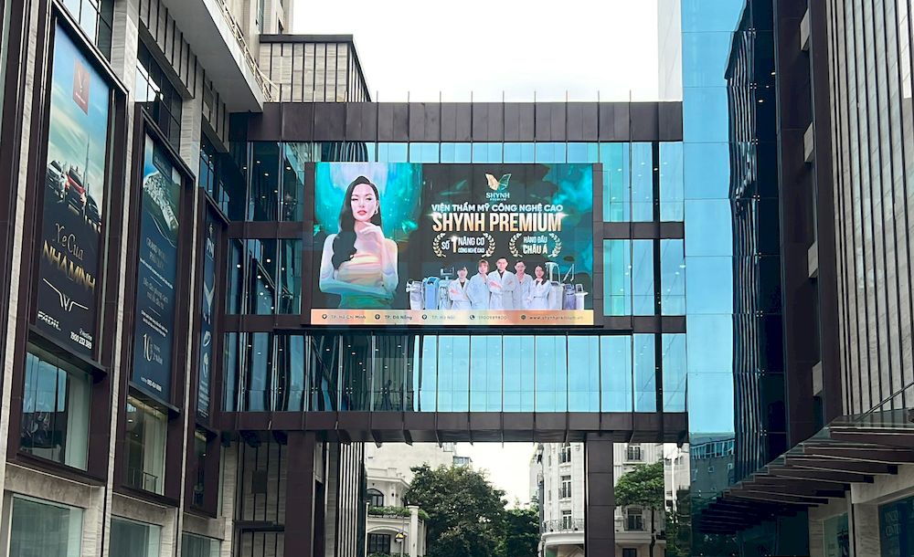 Màn hình LED quảng cáo ngoài trời tại TTTM Vincom Bà Triệu (Hà Nội)