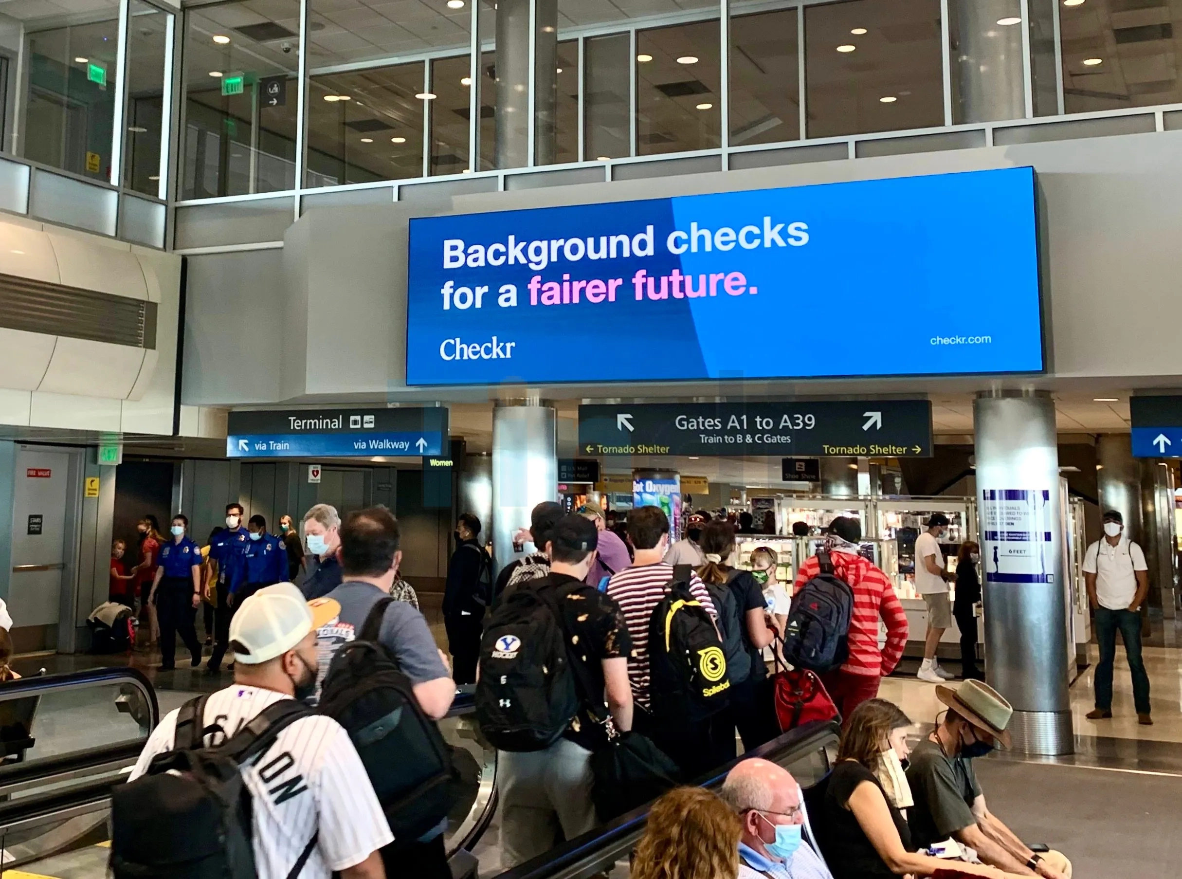 Quảng cáo tại sân bay: Báo giá – Vị trí vàng – Hiệu quả thực tế 15 Quảng cáo tại sân bay - Các điểm giao thông đứng – đi lại chậm → dễ nhìn quảng cáo