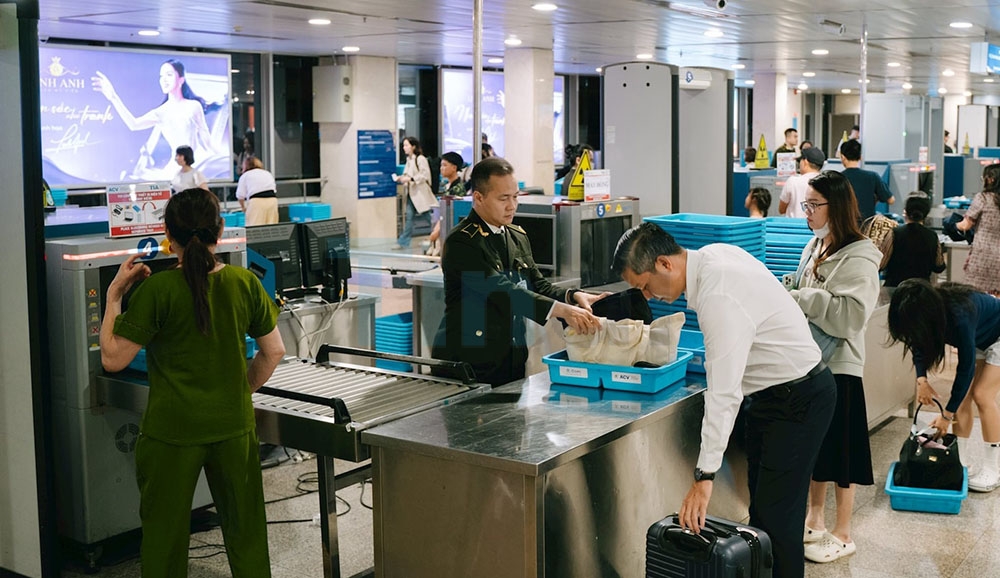 Quảng cáo tại sân bay: Báo giá – Vị trí vàng – Hiệu quả thực tế 12 Quảng cáo tại sân bay - Khu vực soi chiếu an ninh