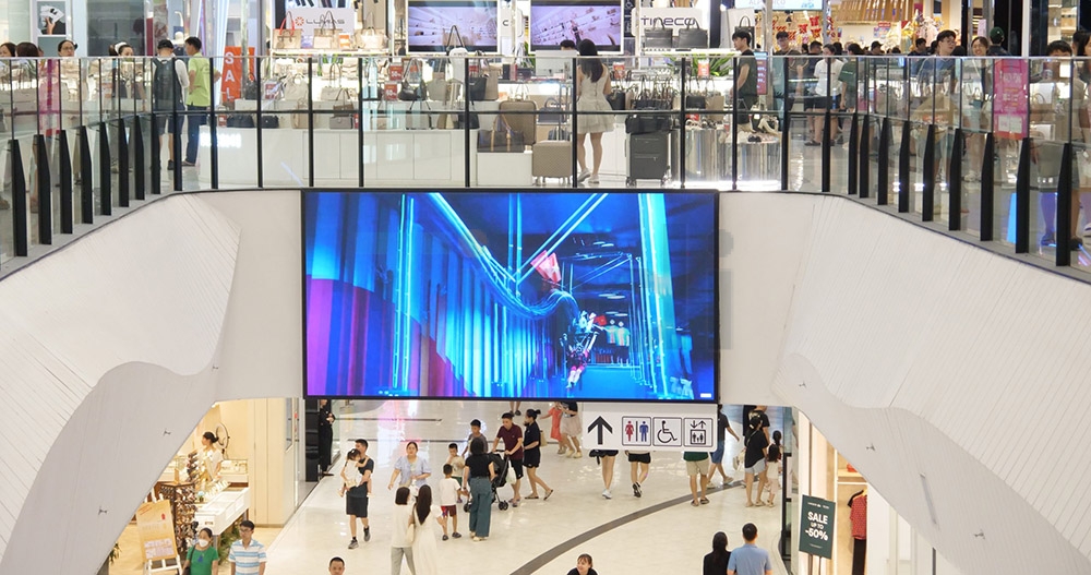 Quảng cáo LED trong trung tâm thương mại là gì? Chi phí & giải pháp hiệu quả 2026 12 Các TTTM có rất nhiều vị trí quảng cáo đắc địa, trong đó đẹp nhất là hệ thống màn hình LED, LCD quảng cáo