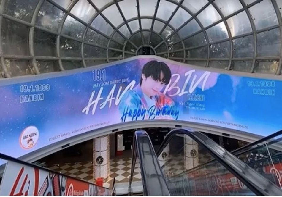 Quảng cáo LED trong trung tâm thương mại là gì? Chi phí & giải pháp hiệu quả 2026 10 Quảng cáo màn hình LED tại Vincom Time City, Hà Nội - 3R-MEDIA