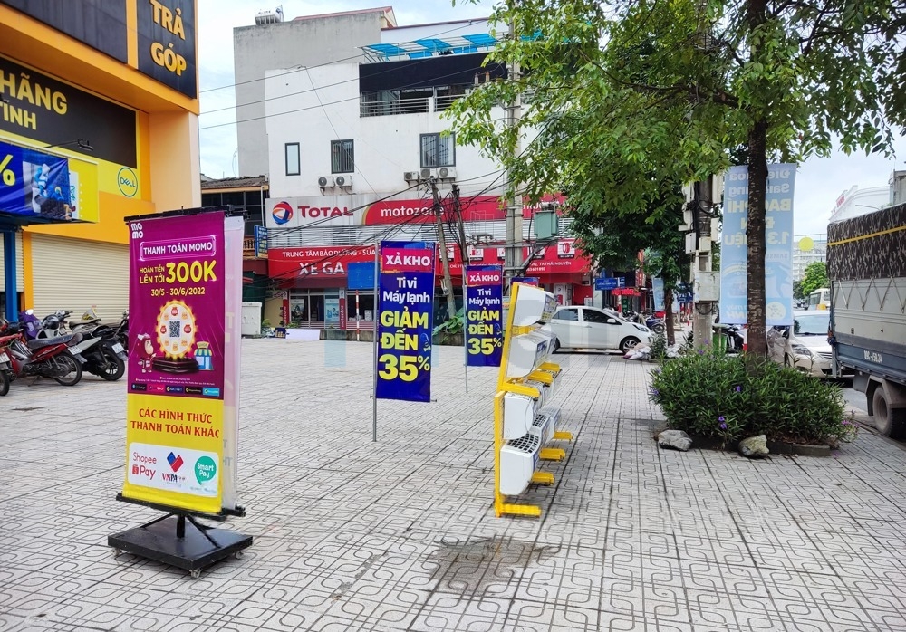 Treo băng rôn quảng cáo là hình thức quảng cáo ngoài trời dạng ngang hoặc dọc, thường được treo: Ngang đường, trước cổng sự kiện, trước cửa hàng, trung tâm thương mại