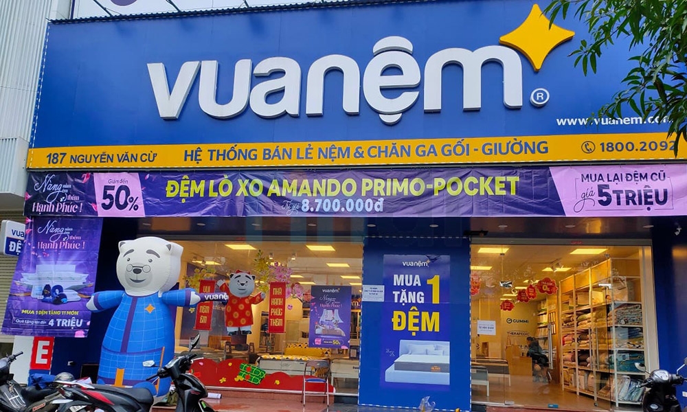 Banner ngoài trời là hình thức quảng cáo sử dụng chất liệu hiflex, bạt, decal được treo hoặc cố định