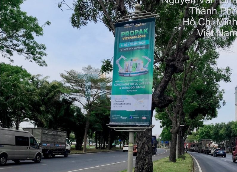 Phướn quảng cáo thường xuất hiện nhiều trên các đường phố