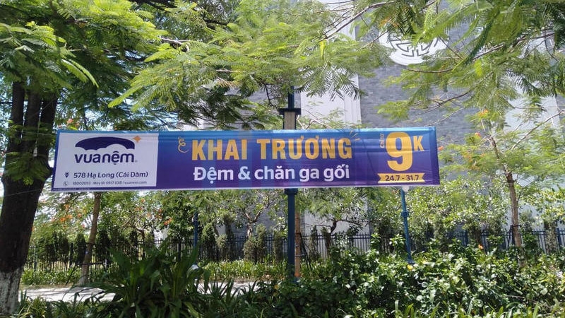 Quảng cáo phướn, băng rôn cho khai trương – sự kiện: Có nên làm không? 18 Phướn, băng rôn không chỉ là hình thức truyền thống mà vẫn là vũ khí truyền thông hiệu quả khi được triển khai đúng cách