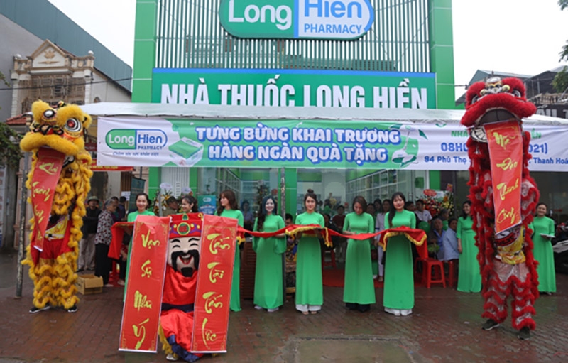 Treo băng rôn khai trương trước nhà thuốc Long Hiền