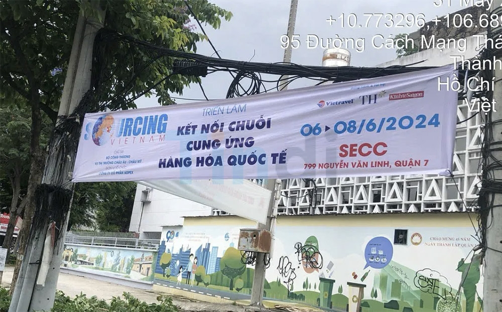 Treo băng rôn quảng cáo ngoài trời - Tindi Media