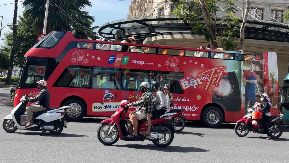 Báo giá quảng cáo xe bus 2 tầng mới nhất (2026): Chi phí, hình thức & kinh nghiệm triển khai 12 Xe bus 2 tầng chủ yếu được triển khai dưới hình thức city tour tham quan thành phố, phục vụ khách du lịch trong và ngoài nước
