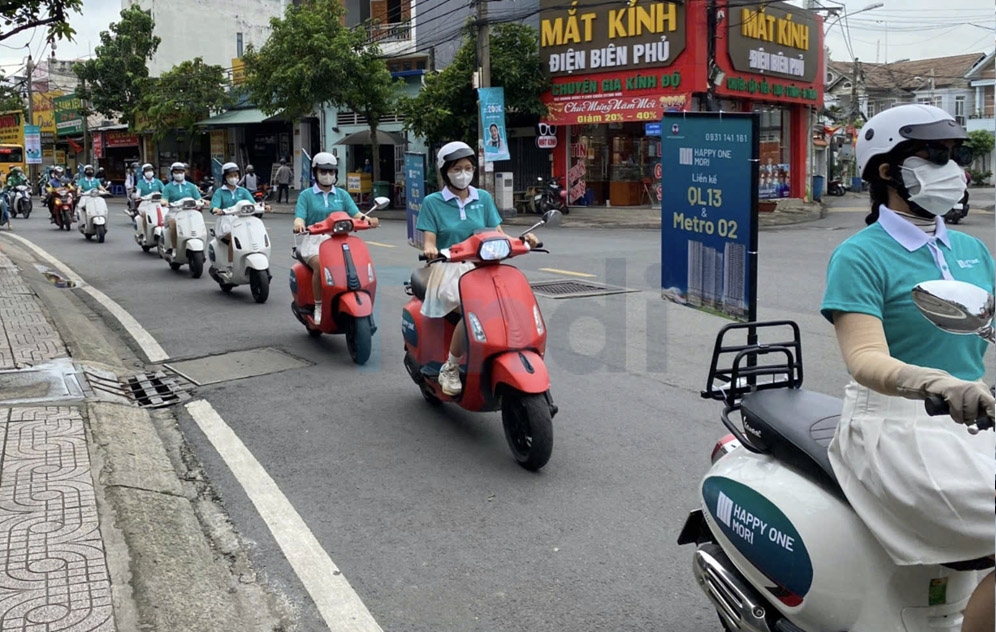 Đoàn roadshow quảng cáo thường di chuyển qua nhiều tuyến đường đông đúc, với tốc độ vừa phải trên phố