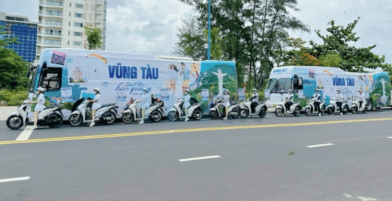Roadshow xe 45 chỗ và đoàn xe SH cùng di chuyển đồng bộ – biểu tượng của chiến dịch quảng cáo cao cấp và sang trọng