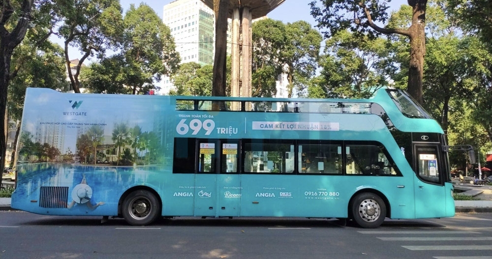 Hình ảnh quảng cáo khu phúc hợp cao cấp Westgate được dán toàn bộ thân xe, hình ảnh thương hiệu rất nổi bật trên đường phố