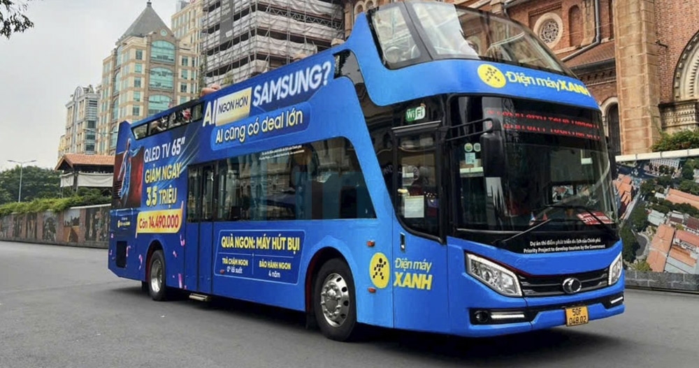 Hình ảnh quảng cáo trên xe bus 2 tầng của siêu thị Điện Máy Xanh nổi bật lăn bánh trên phố
