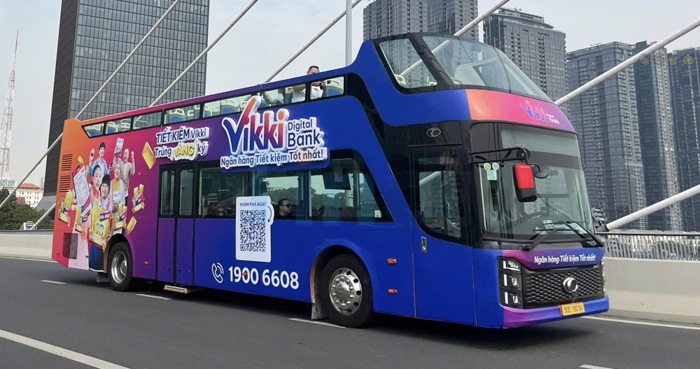 Quảng cáo trên xe bus 2 tầng được nhiều thương hiệu lựa chọn không chỉ vì tính mới lạ mà còn bởi những lợi thế rõ rệt so với nhiều hình thức quảng cáo ngoài trời khác