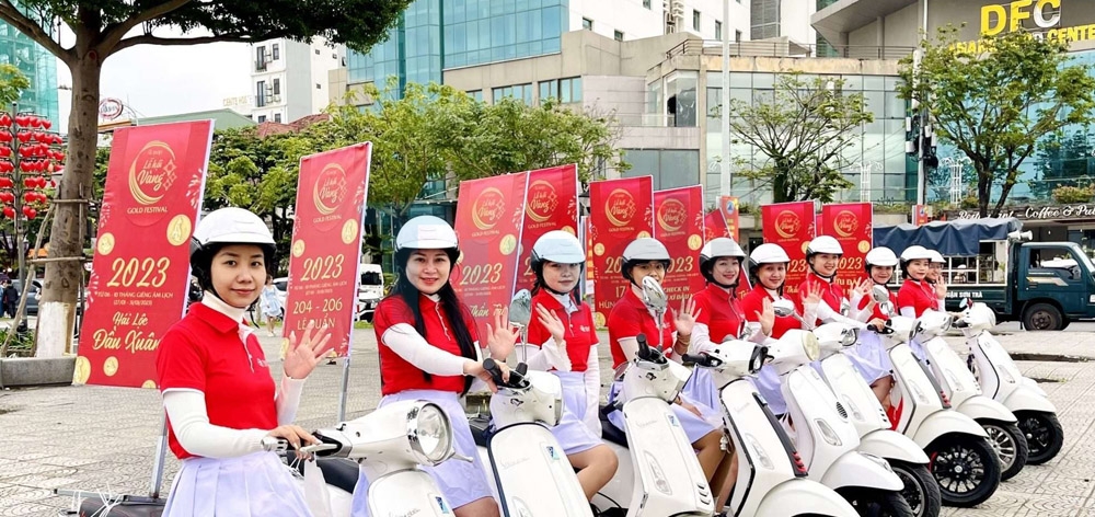 Roadshow xe máy tại Đà Nẵng thu hút nhiều khách du lịch trong và nước ngoài