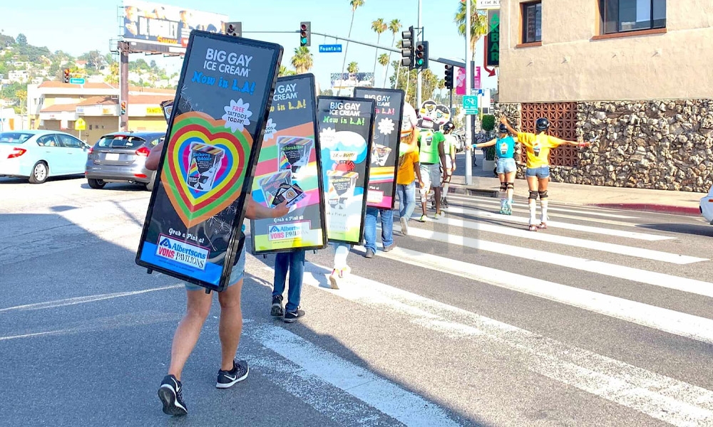 Dịch vụ tổ chức Roadshow đi bộ (Human Billboard) 2026: Báo giá và quy trình triển khai 19 Human Billboard cho phép thương hiệu tiếp cận và giao tiếp trực tiếp với khách hàng