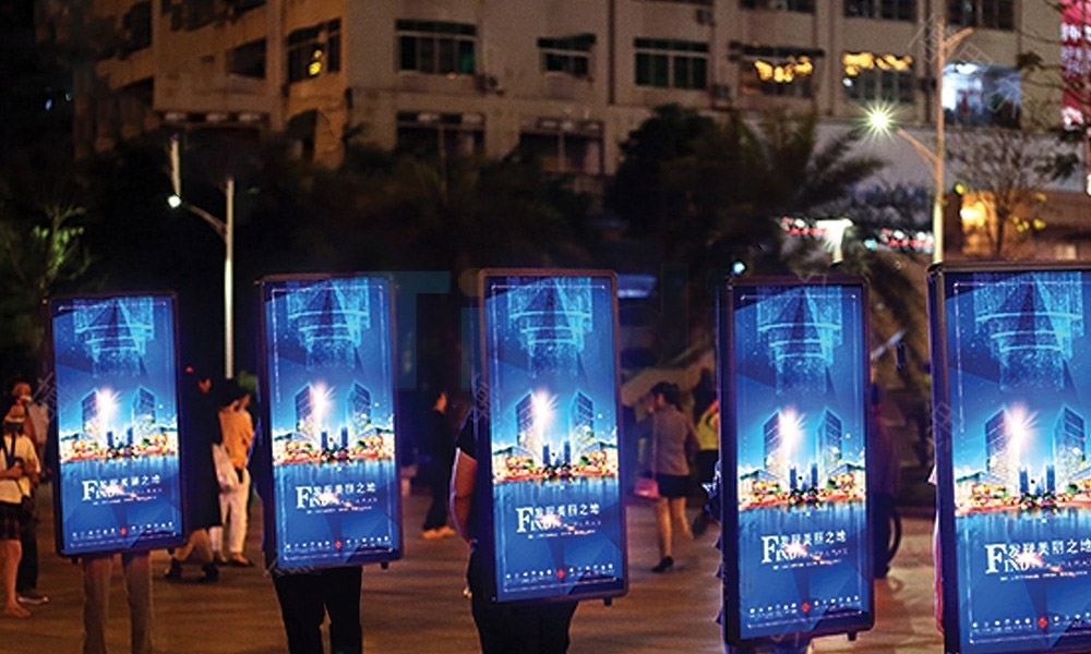 Dịch vụ tổ chức Roadshow đi bộ (Human Billboard) 2026: Báo giá và quy trình triển khai 17 Chi phí tổ chức Roadshow đi bộ (Human Billboard) phụ thuộc vào nhiều yếu tố