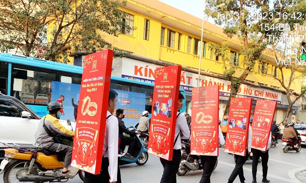 Dịch vụ tổ chức Roadshow đi bộ (Human Billboard) 2026: Báo giá và quy trình triển khai 13 Human Billboard cầm bảng quảng cáo là hình thức đơn giản và phổ biến nhất