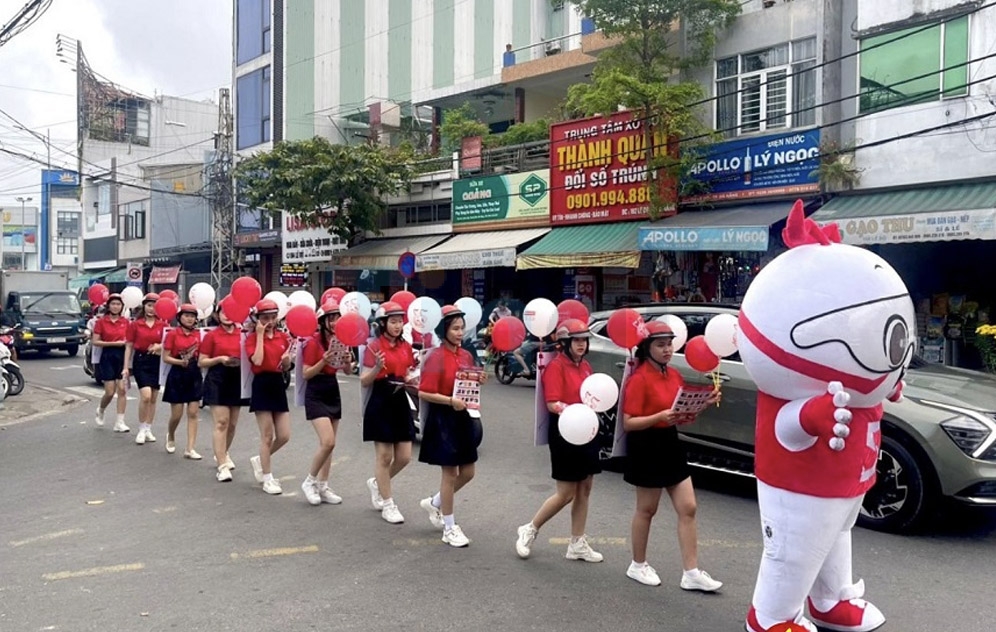 Dịch vụ tổ chức Roadshow đi bộ (Human Billboard) 2026: Báo giá và quy trình triển khai 14 Mascot Roadshow luôn là “nam châm thu hút ánh nhìn” tại các khu vực đông người.