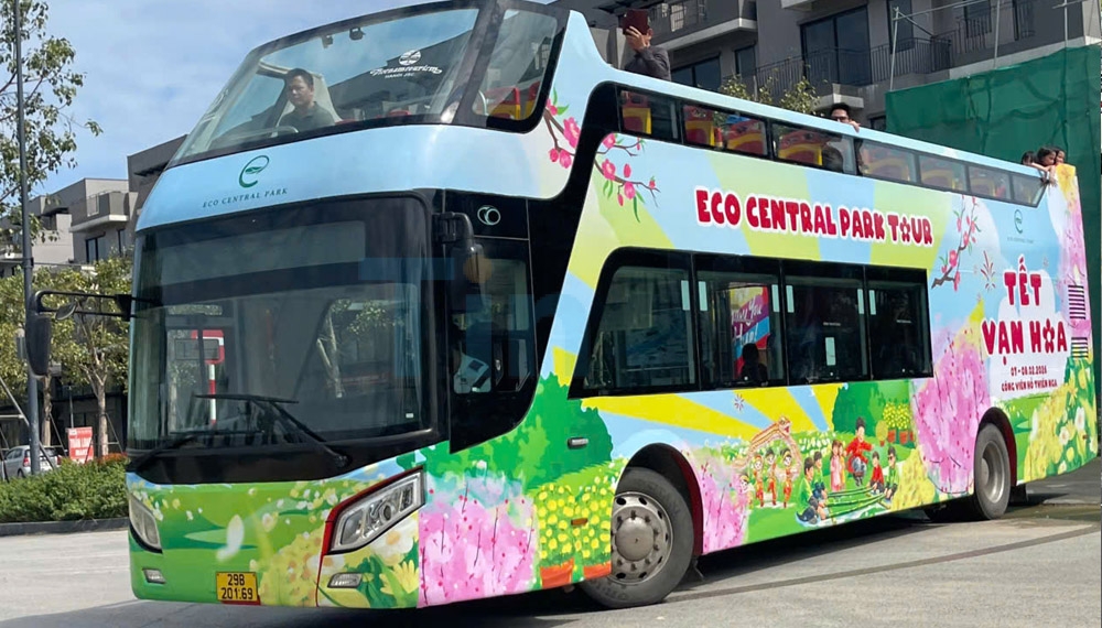Chạy Luxury Roadshow xe bus 2 tầng cực nổi bật ngoài đường phố