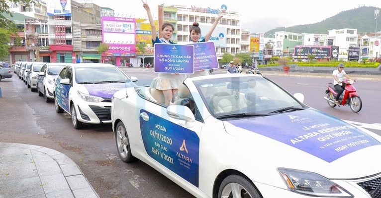 Dịch vụ tổ chức chạy Roadshow tại TP.HCM uy tín, chuyên nghiệp 2026 16 Chạy Roadshow ô tô tại TP HCM nhận được nhiều sự quan tâm của người đi đường
