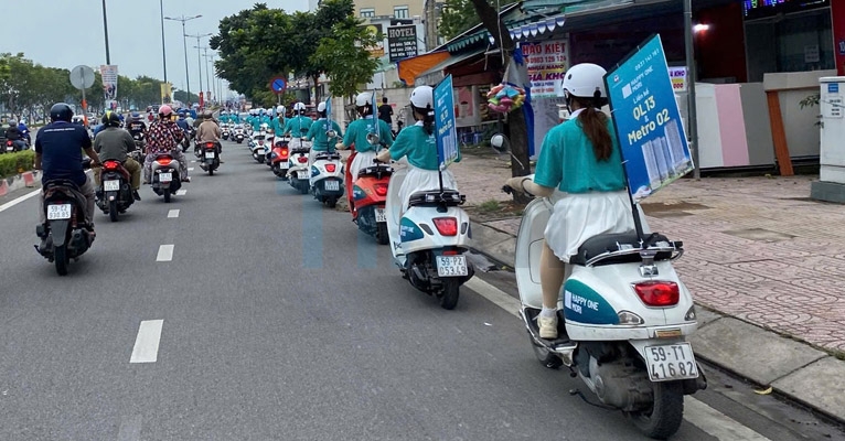 Dịch vụ tổ chức chạy Roadshow tại TP.HCM uy tín, chuyên nghiệp 2026 14 Chạy Roadshow xe máy tại TP HCM tiếp cận được nhiều đối tượng khách hàng