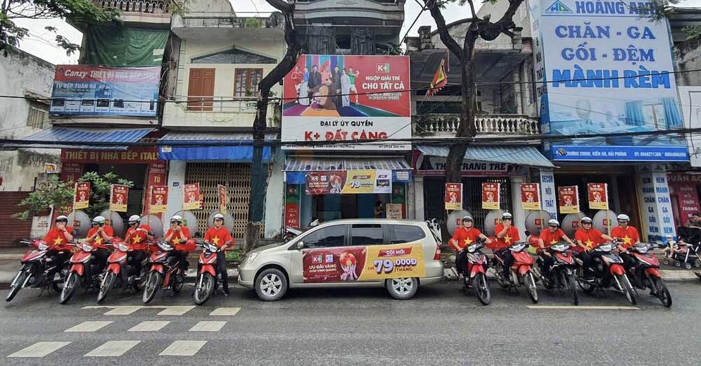 Chạy Roadshow ô tô 7 chỗ có diện tích dán decal lớn hơn, giúp hình ảnh quảng cáo nổi bật hơn khi di chuyển trên đường