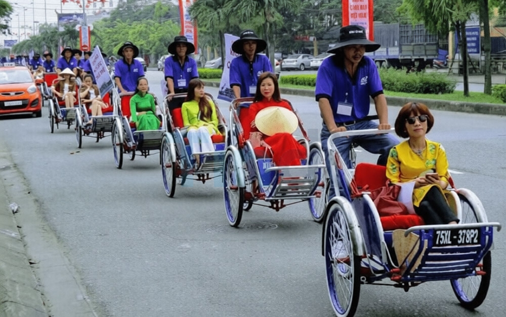 Dịch vụ tổ chức chạy Roadshow xích lô sáng tạo, ấn tượng | Báo giá & triển khai toàn quốc 14 Roadshow xích lô nối đuôi nhau di chuyển trên đường phố thu hút sự chú ý của mọi người