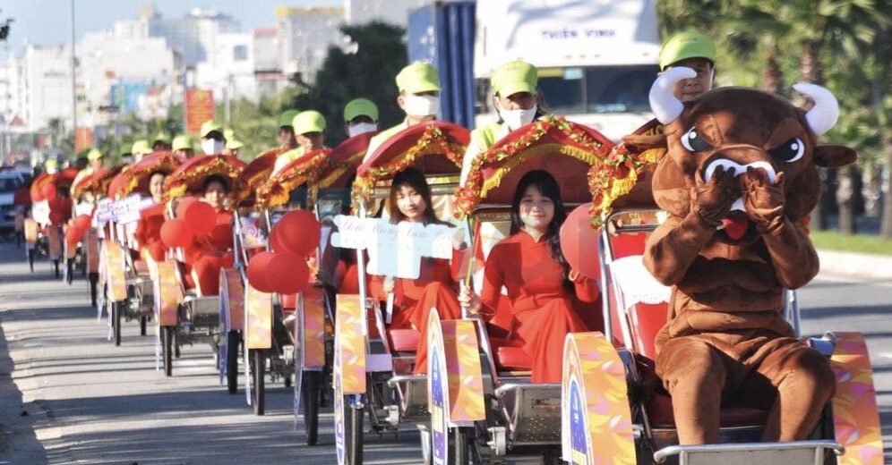 Roadshow xích lô diễu hành trên phố với hình ảnh quảng cáo, thông điệp truyền thông trên thân xe