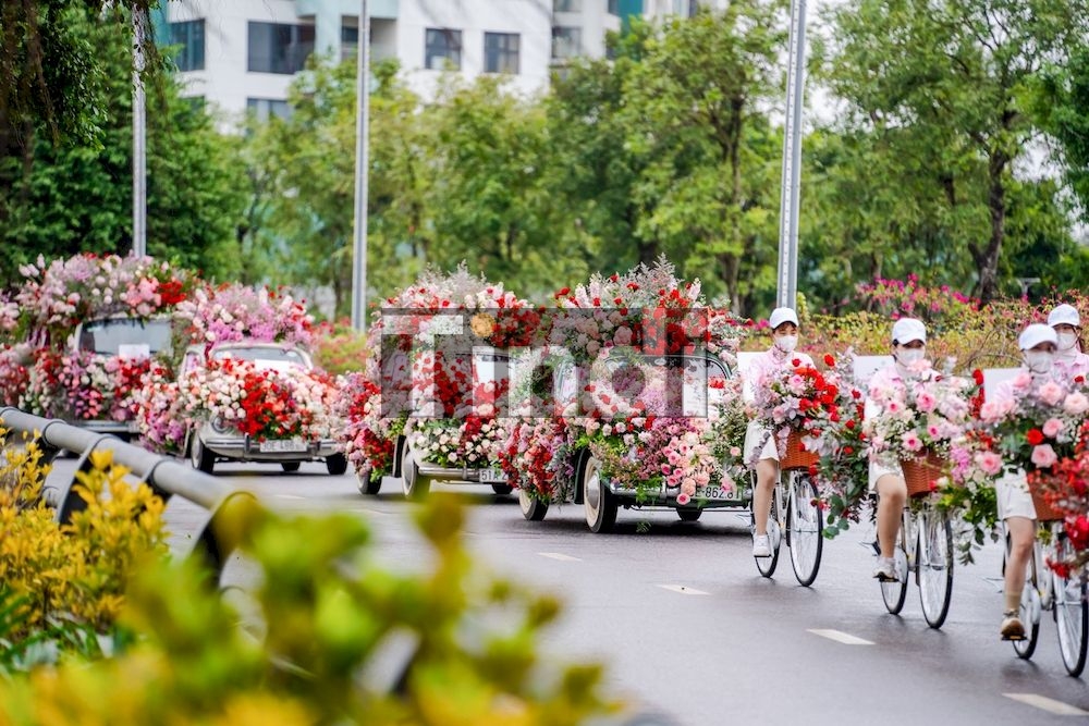 Dịch vụ tổ chức Roadshow sáng tạo 2026 | Ý tưởng độc đáo & triển khai trọn gói 28 Roadshow quảng cáo gắn đầy hoa hồng của Ecopark với sự tham gia của dàn xe ô tô cổ, xe đạp