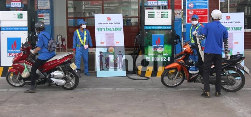 Dịch vụ quảng cáo tại cây xăng, trạm đổ xăng 2026 | Báo giá & triển khai toàn quốc 25 Đặt standee quảng cáo tại trạm xăng là hình thức đơn giản nhưng rất hiệu quả khi sử dụng đúng cách