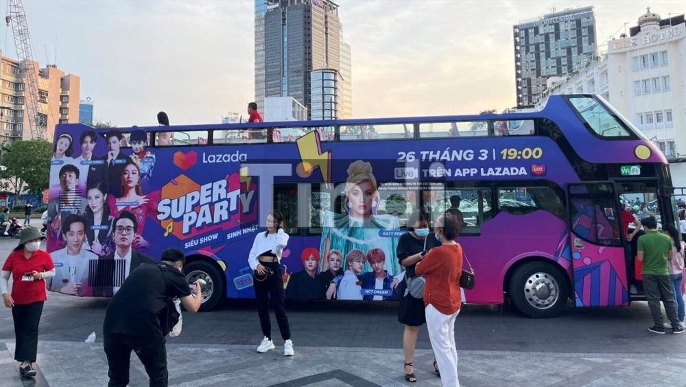 Quảng cáo roadshow xe bus 2 tầng định vị thương hiệu cao cấp