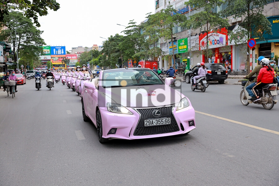 Hình ảnh một sự kiện roadshow dùng xe mui trần dần đường gây ấn tượng mạnh với người đi đường